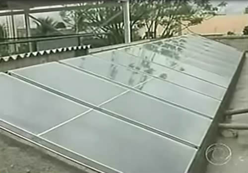 Coletores solares para aquecimento de chuveiros no vestiário