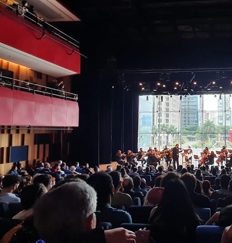 B32, um teatro de uso múltiplo onde o ajuste acústico é uma decorrência natural dos acertos de layout, situado em uma das avenidas mais agitadas de São Paulo, a Faria Lima