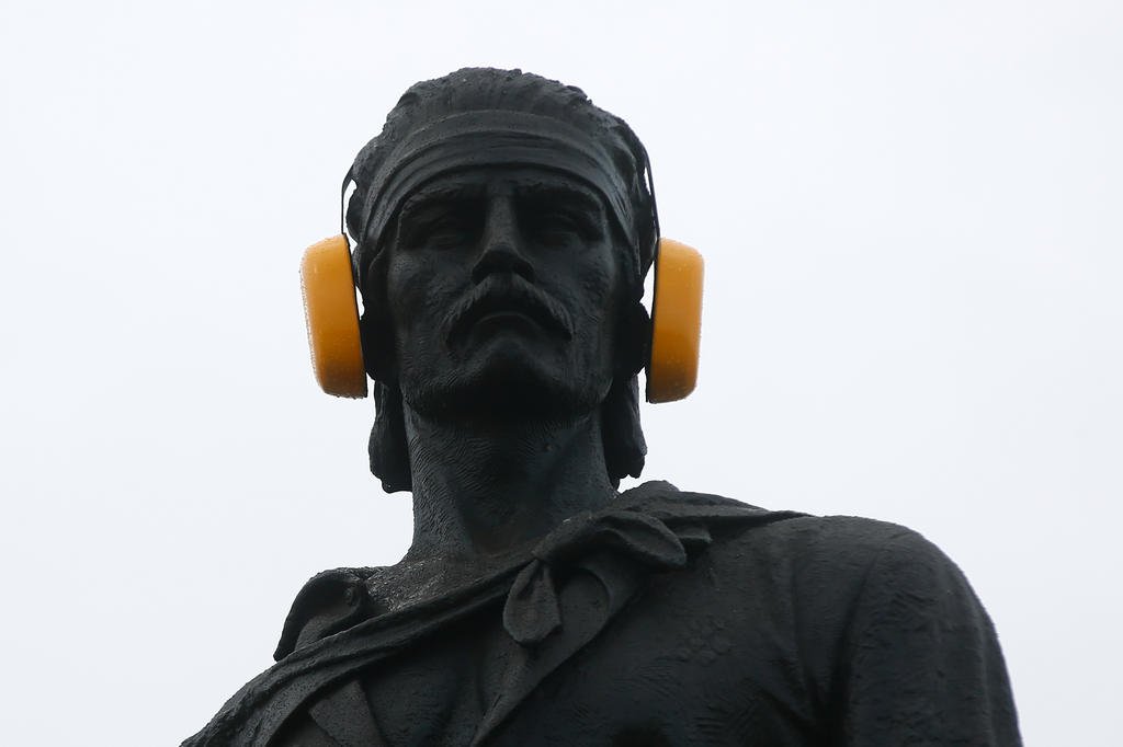 Monumento ao Laçador recebe protetores auriculares em intervenção urbana; ação é parte do Dia da Conscientização sobre o Ruído