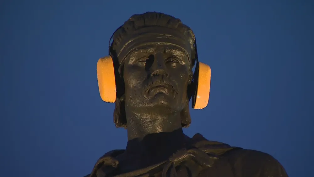 Estátua do Laçador, em Porto Alegre, recebe protetores auditivos; entenda o motivo