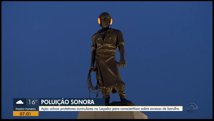 Estátua do Laçador recebe protetor auricular em Porto Alegre