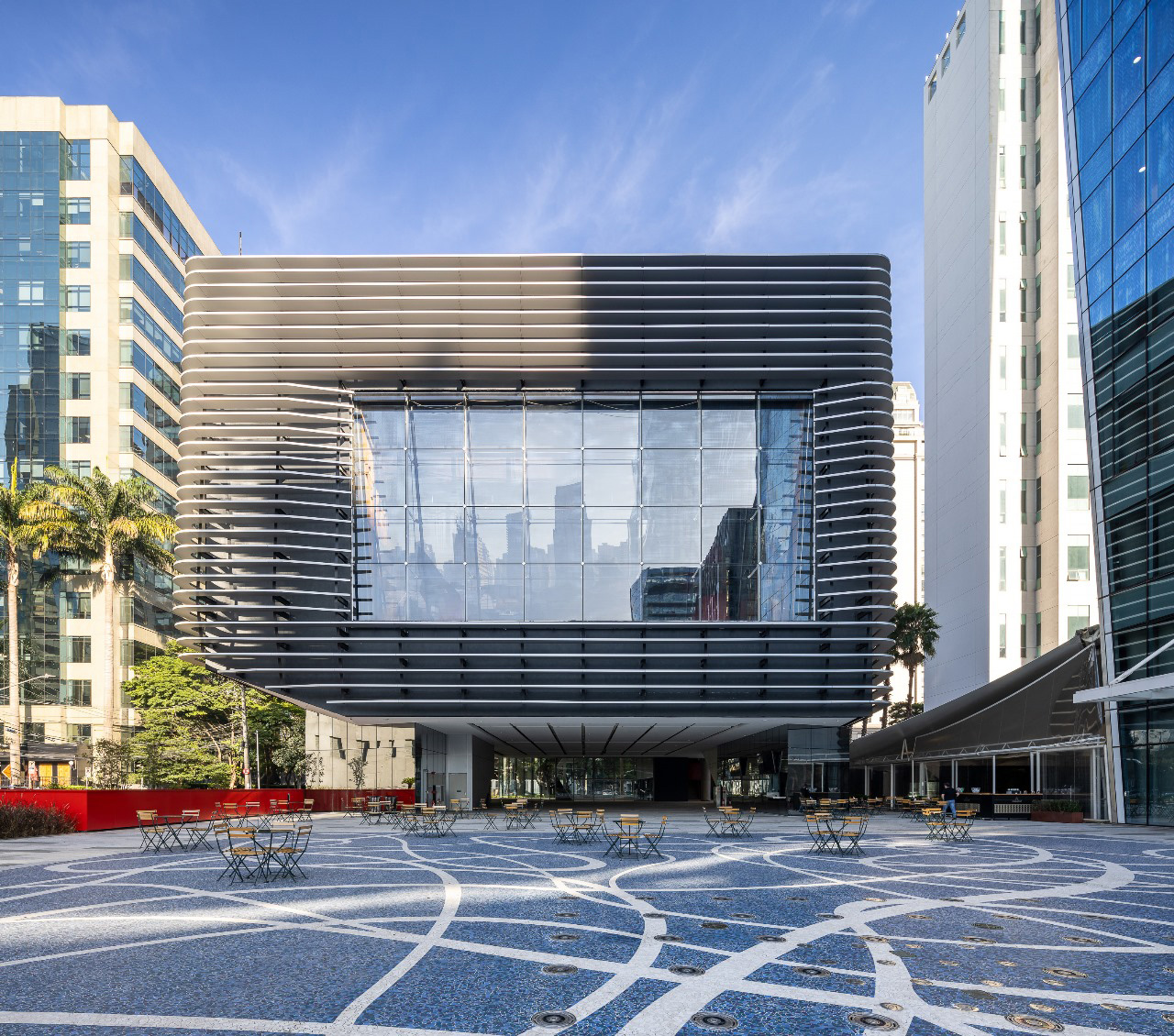 B32, um teatro de uso múltiplo onde o ajuste acústico é uma decorrência natural dos acertos de layout, situado em uma das avenidas mais agitadas de São Paulo, a Faria Lima