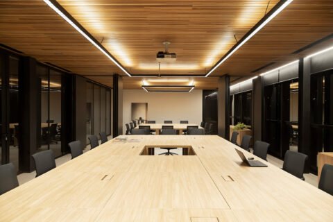 Nova sede administrativa da Portobello, em Florianópolis, evidencia a sinergia entre arquitetura contemporânea e engenharia acústica de precisão
